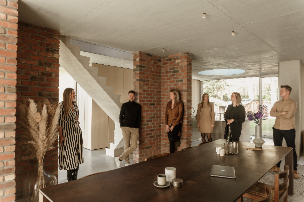 Het FRAGMAT team gefotografeerd in de architectenwoning. Ons team bestaat uit architecten, interieurarchitecten en grafisch vormgevers.